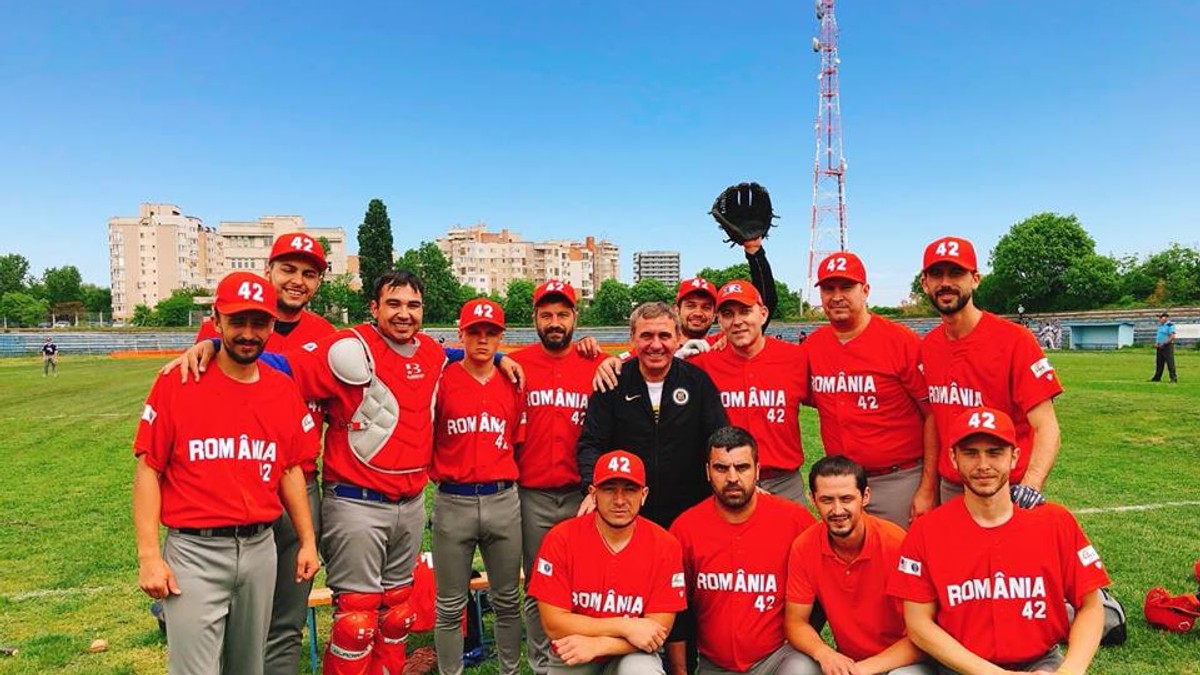 Hagi a executat prima aruncare la meciul de baseball dintre România și militarii american de la baza Kogălniceanu