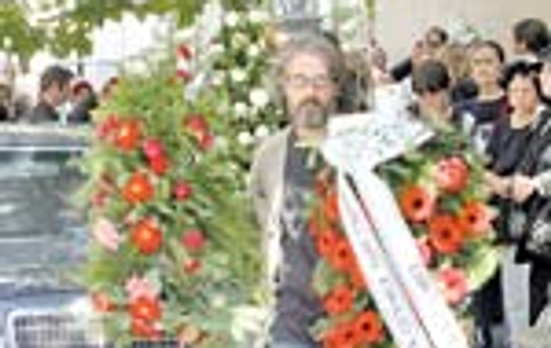 Mii de oameni i-au dus pe ultimul drum