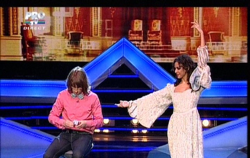 Aşa ceva nu ai mai văzut! A rezolvat cuburi Rubik doar cu o mână şi legat la ochi