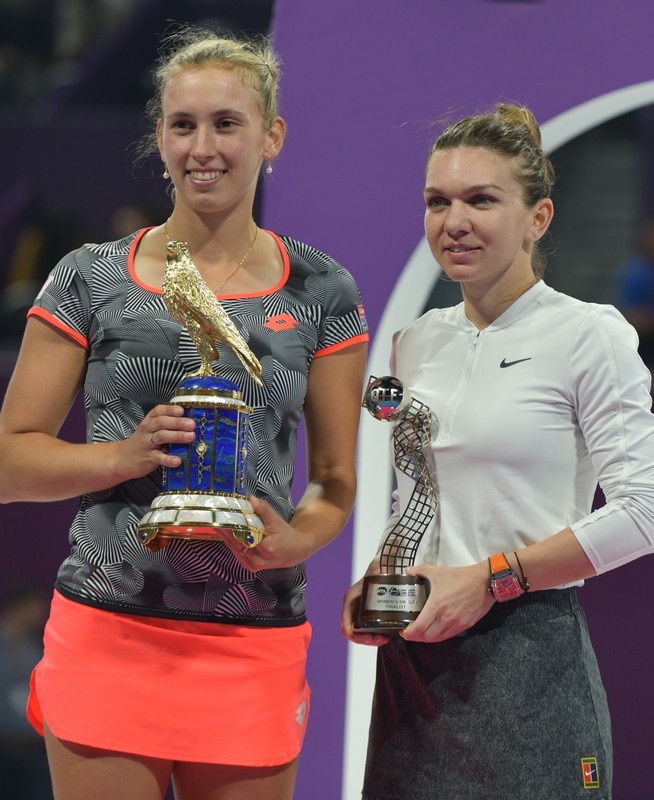 Simona Halep și Elise Mertens (stânga), la festivitatea de premiere, după finala de la Doha 2019 / FOTO: EPA