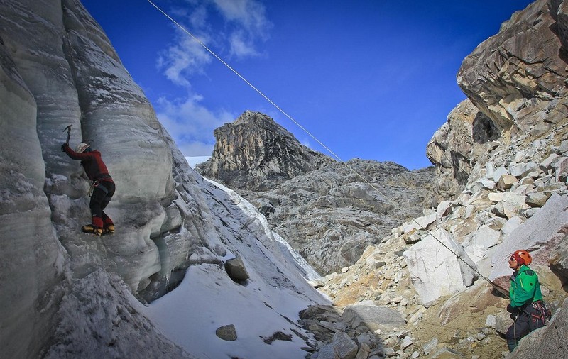 Trei alpiniști străini au fost găsiți morți în lanțul muntos Cordillera Blanca din Peru