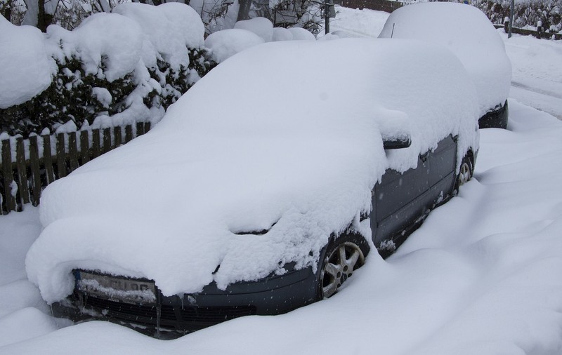 Un microbuz cu călători și patru autoturisme au fost blocate în zăpadă, în Vrancea. Voluntarii i-au scos din nămeți