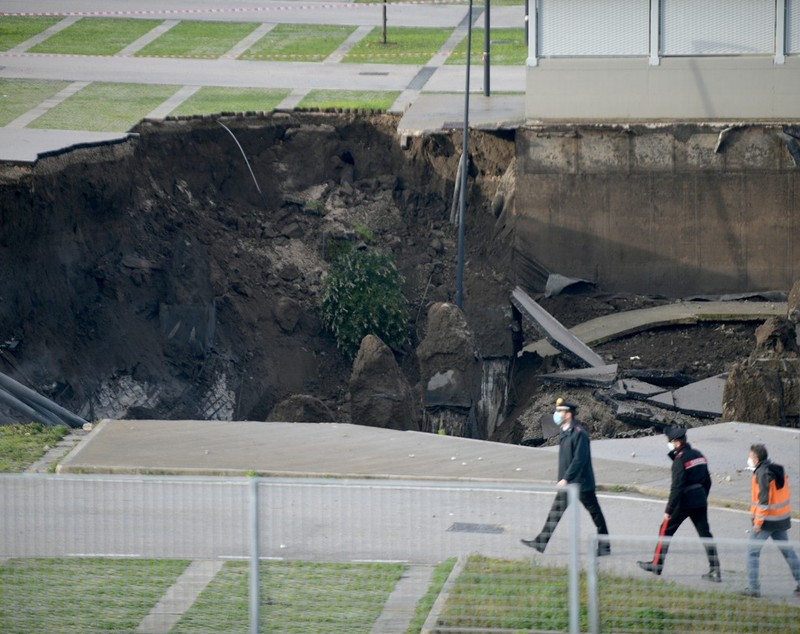 VIDEO | Explozie lângă un spital COVID din Napoli. S-a format un crater uriaș, clădirea a fost evacuată