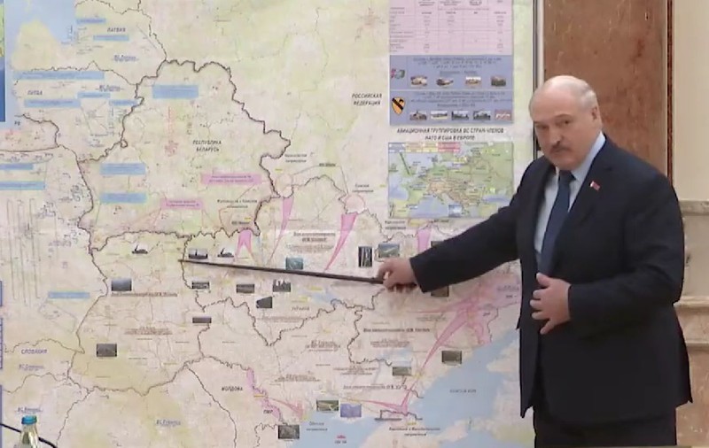 Lukașenko, filmat când arată o hartă cu liniile de atac asupra Ucrainei. Aceasta sugerează mișcări ale trupelor rusești și în Transnistria