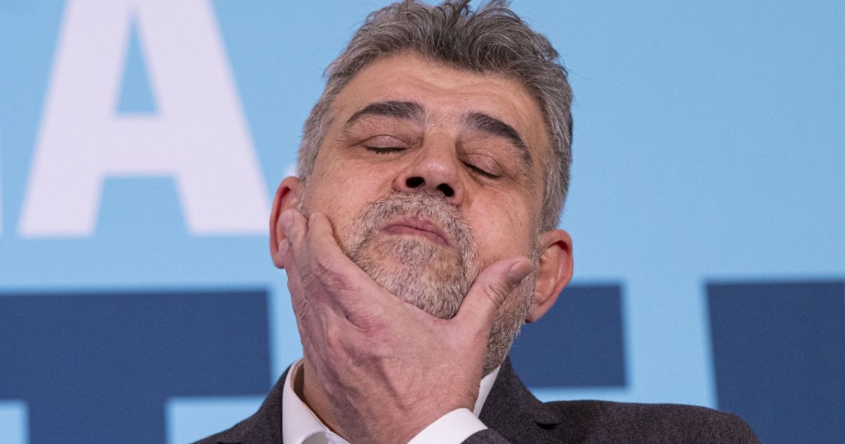 Marcel Ciolacu, lider PSD, surprins cu mâna la bărbie și ochii închiși, când participă la conferința de presă în cadrul căreia candidatul Alianței Electorale România Înainte (A.Ro), Crin Antonescu, și-a lansat oficial candidatura pentru funcția de președinte al României, luni, 24 februarie 2025, București.