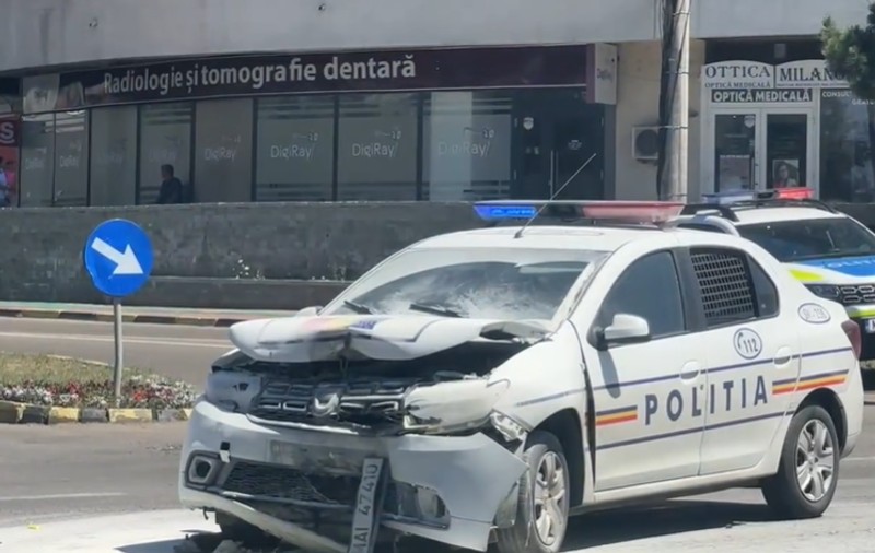 Un polițist și un arestat preventiv, răniți după ce mașina poliției a fost lovită de o șoferiță de 19 ani, într-o intersecție din Suceava | VIDEO