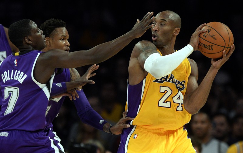 Un tricou al lui Kobe Bryant, vândut la licitație cu 22.000 $, în ziua de Crăciun