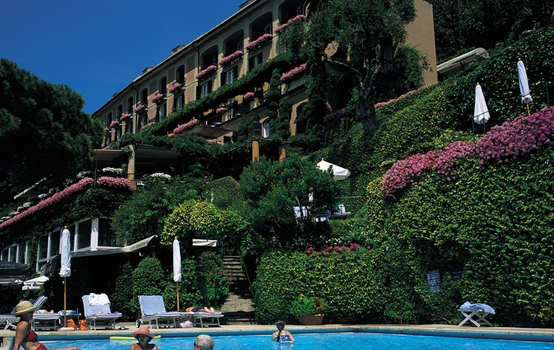 "O piscină mi-a lăsat fiica însărcinată!"