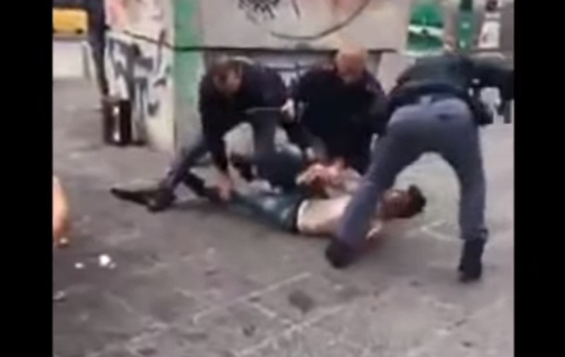 VIDEO | Un român dezbrăcat s-a luptat cu trei polițiști în centrul orașului Napoli. Cum i-a amenințat pe trecători
