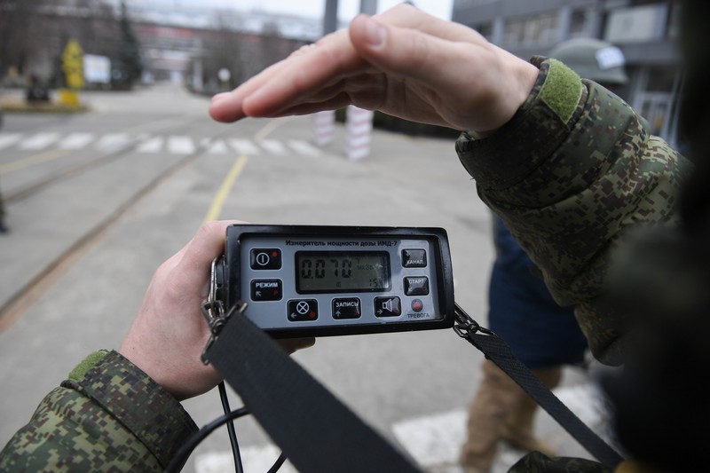 Un soldat măsoară nivelul de radiații din perimetrul centralei nucleare de la Zaporojie, pe 8 martie 2022, după ce forțele ruse au preluat controlul acesteia. Foto: Profimedia