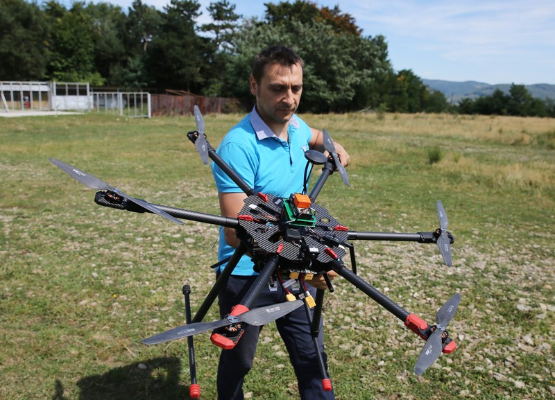 Zborurile cu drone se desfăşoară într-o zonă izolată, pentru a evita accidentele