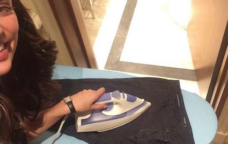 Catrinel Menghia, la munca de jos. Uite cum îi stă în postura de gospodină!