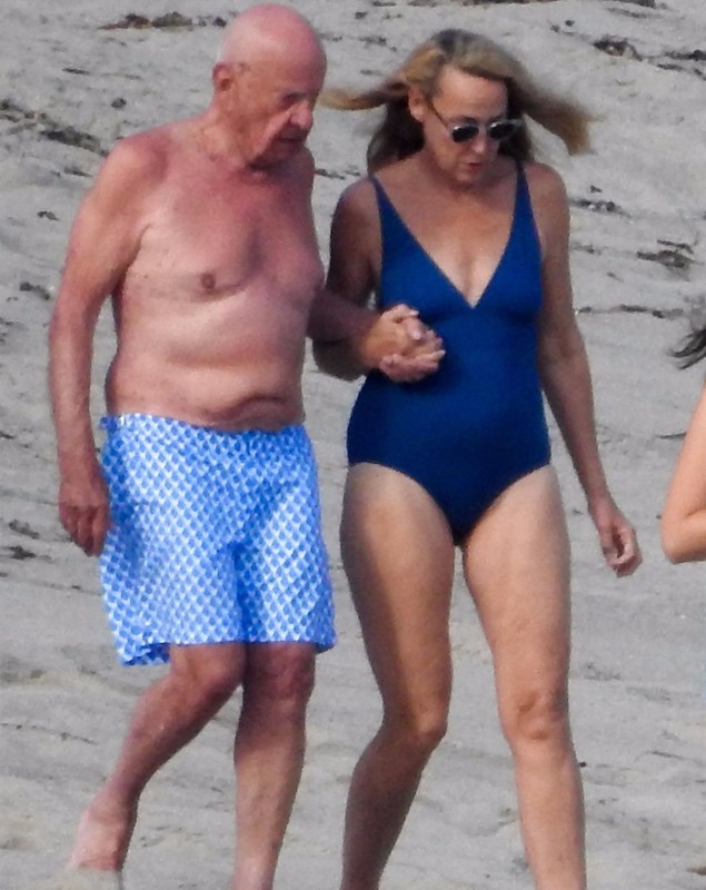 Miliardarul Rupert Murdoch și-a scos soția tinerică la plajă. Se vede clar diferența dintre ei | FOTO