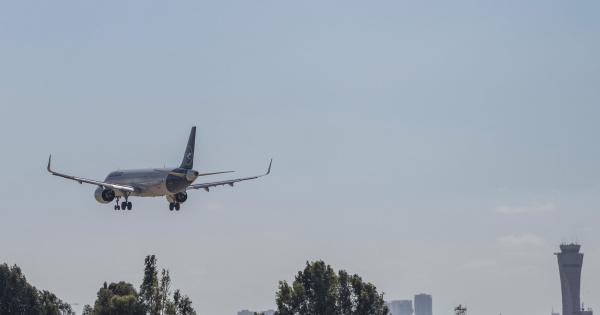Un avion Lufthansa aterizează în Tel Aviv.
