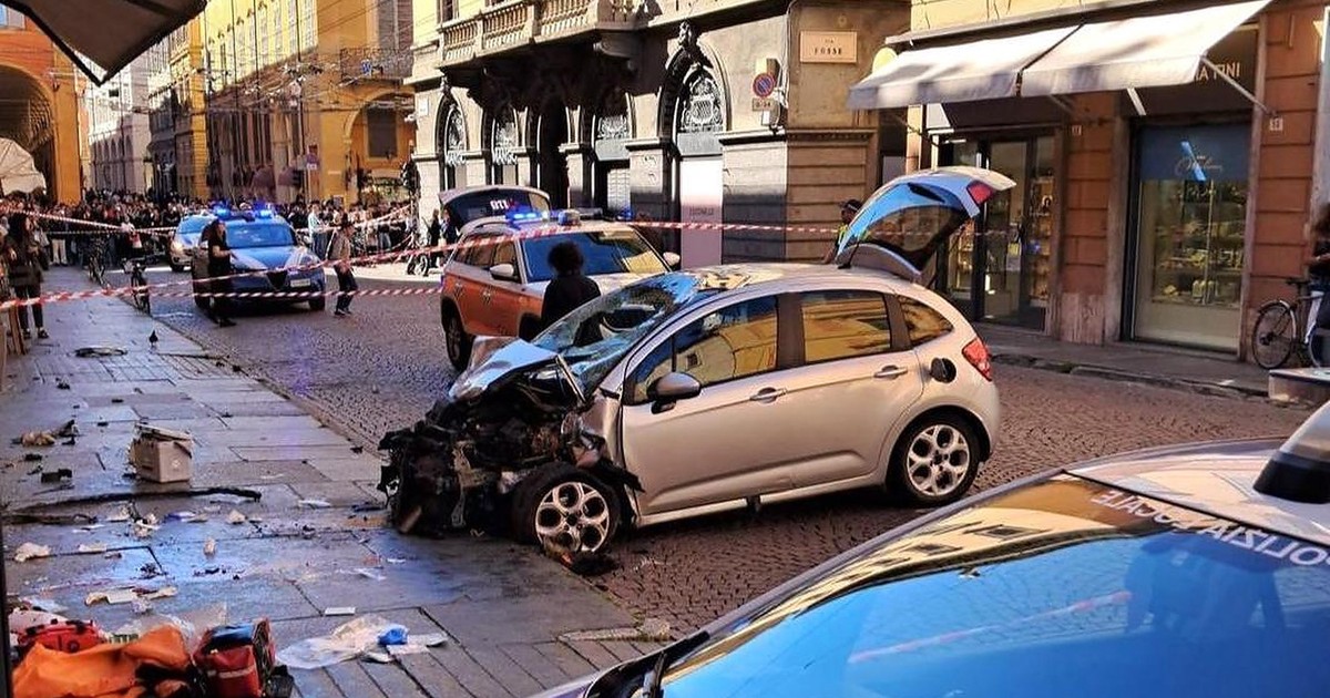 Mașină intrată în pietoni în Modena.