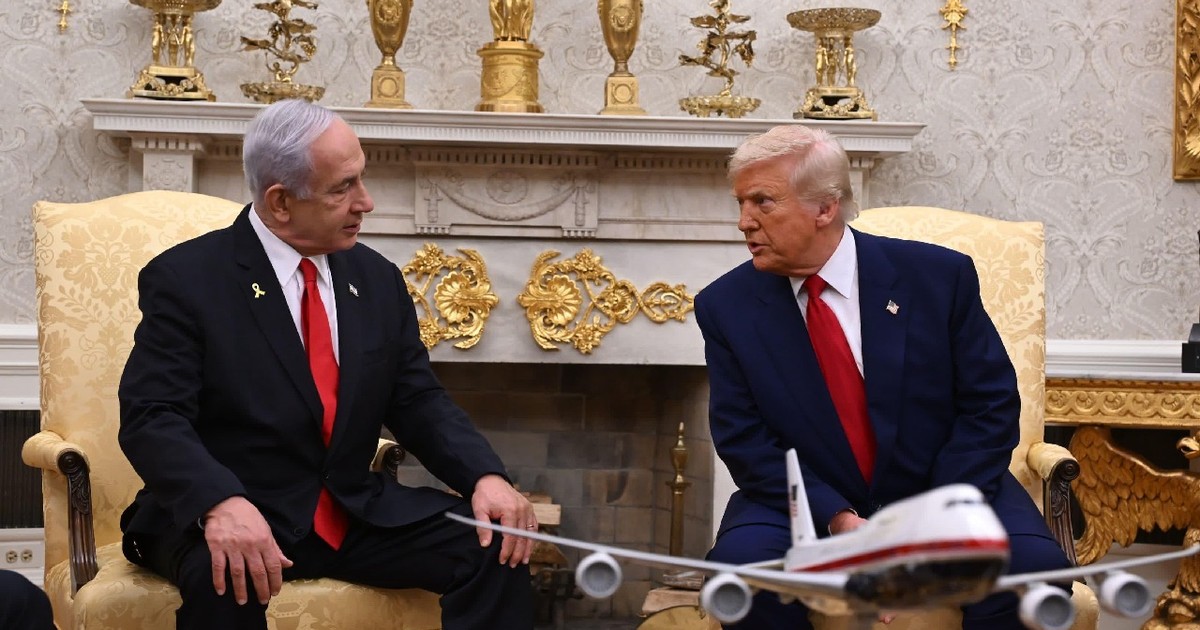 07 aprilie 2025, SUA, Washington: Prim-ministrul israelian Benjamin Netanyahu (stânga) se întâlnește cu președintele american Donald Trump în Biroul Oval de la Casa Albă.