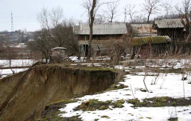 Alunecare de teren în județul Vâlcea. Autoritățile au dispus evacuarea de urgență a celor afectați