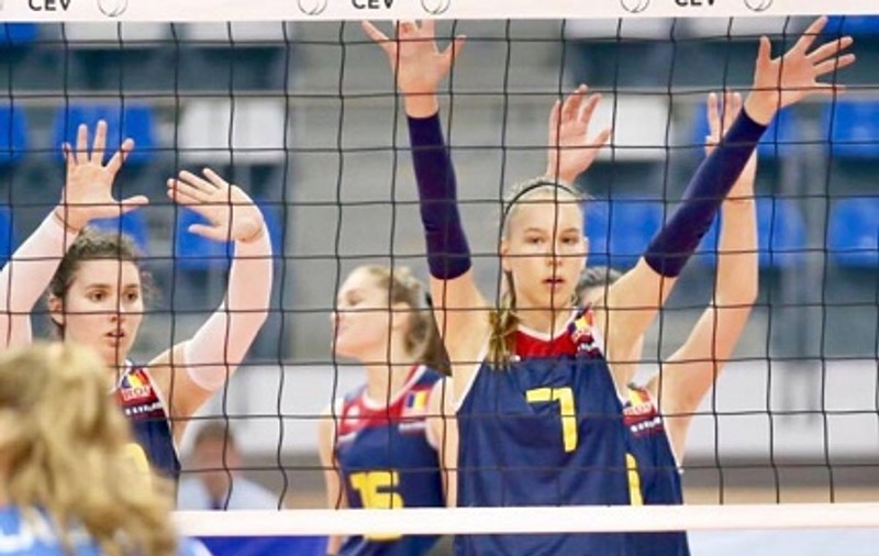 Voleibalista Francesca Alupei, fiica unei duble campioane olimpice la canotaj, măsoară 1,91 metri, la vârsta de 14 ani