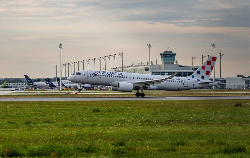 Un avion cu 130 de pasageri la bord a derapat și s-a oprit la marginea pistei, înainte de decolare