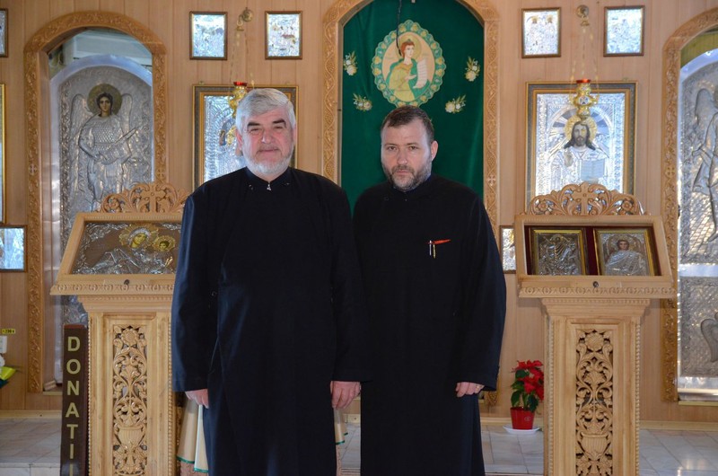 Socru și ginere, Benone Popoiag (stânga) și Viorel Olaru (dreapta) sunt doi dintre cei trei preoți de la Biserica Sf. Proroc Daniel din Berceni, sectorul 4. Foto: Ziarul Lumina