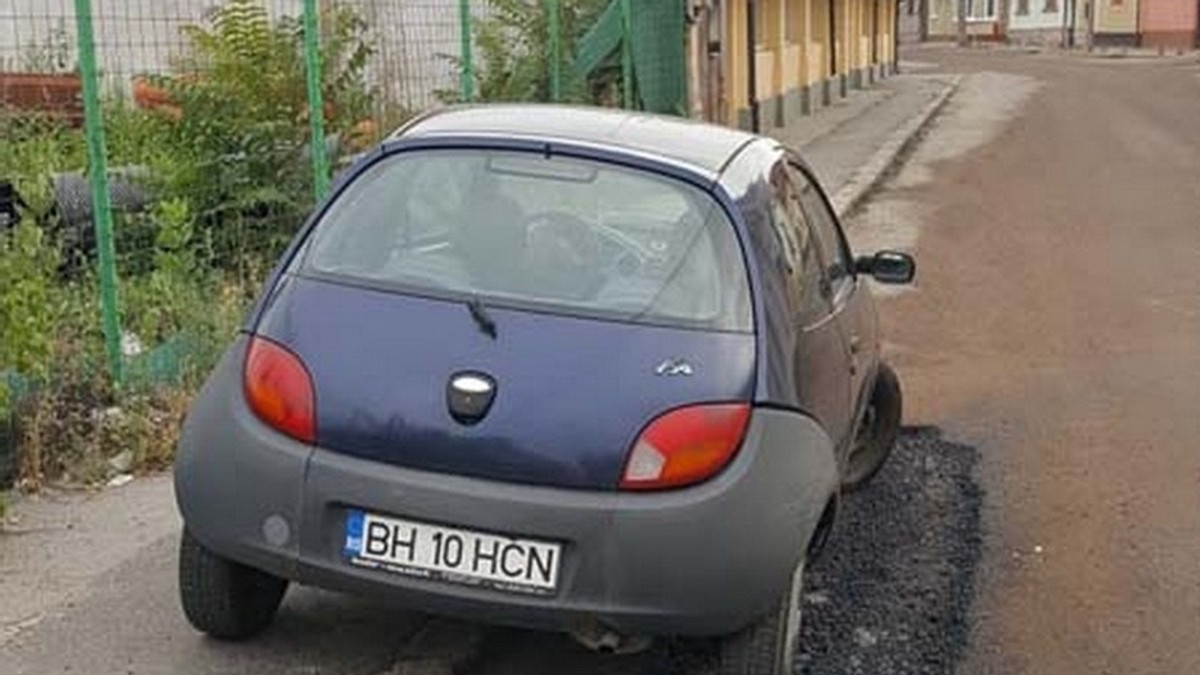 Dorel de Oradea. Muncitorii au asfaltat strada în jurul unei mașini parcate