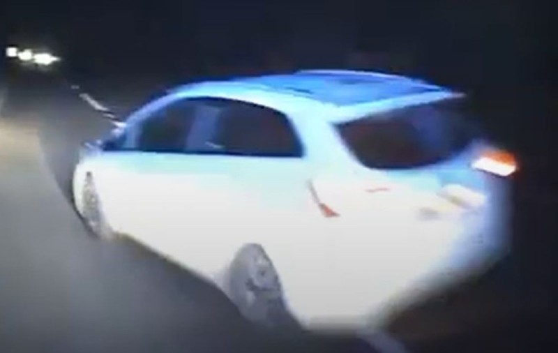 Momentul în care o ambulanță se răstoarnă, după ce o mașină îi taie fața | VIDEO