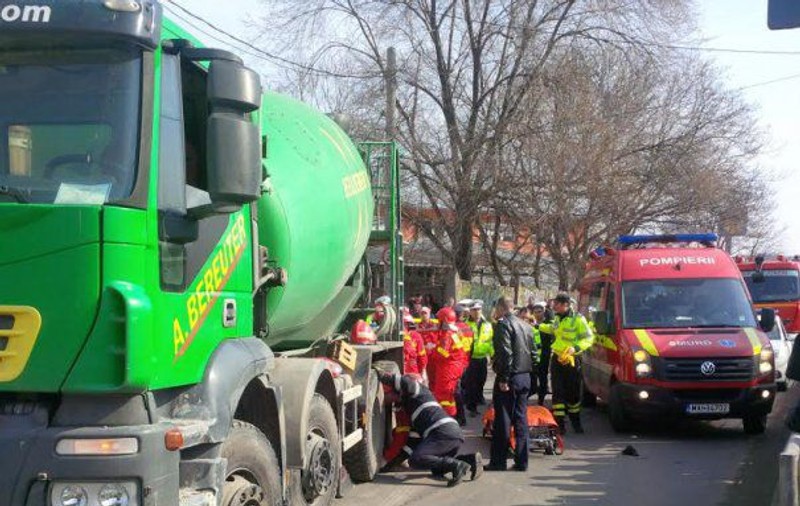 O femeie și fiica ei de numai 5 ani au fost călcate de o betonieră!