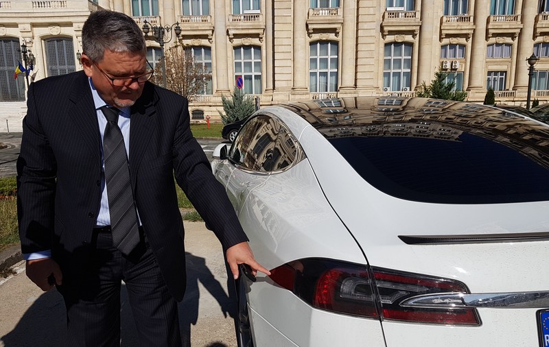 EXCLUSIV. Un senator PNL este singurul posesor al unei mașini electrice din Parlament: Cât a costat și ce viteză a prins cu Tesla (FOTO/ VIDEO)