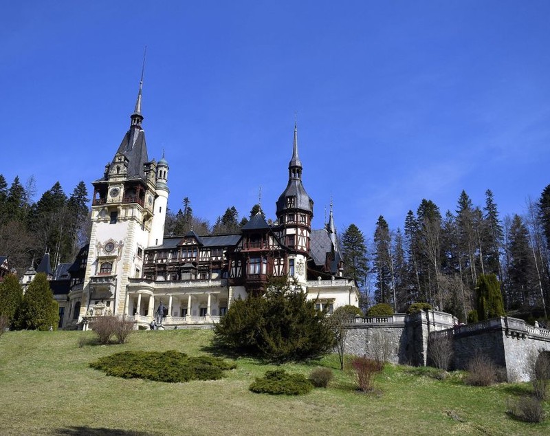 Castelul Peleș, aproape imposibil de vizitat în weekenduri: numărul de bilete puse în vânzare este limitat și se epuizează rapid
