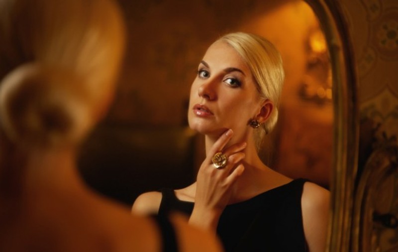 Studiu: Femeile frumoase îmbolnăvesc bărbații