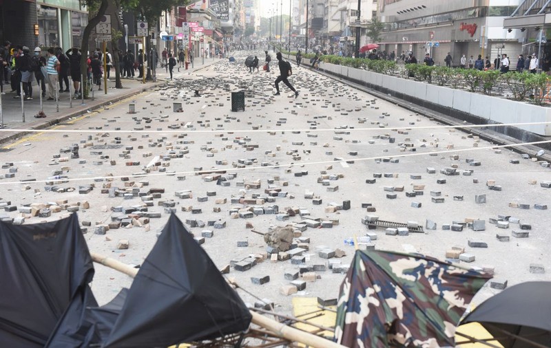 Un băiat de 12 ani, cel mai tânăr condamnat în urma protestelor din Hong Kong. Ce faptă a comis copilul