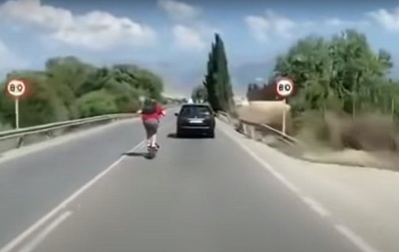 VIDEO | Un tânăr a fost surprins în timp ce mergea cu peste 100 km/h cu trotineta. Bărbatul a încercat să depășească o mașină