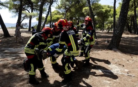 Pompierii români în acțiune în Grecia. Salvatorii noștri se luptă cu flăcările grecilor