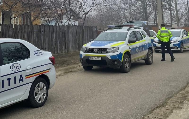 O tânără de 28 de ani cu handicap grav, ținută captivă 10 ani de părinții ei. Polițiștii au găsit-o legată cu lanțul de dulap