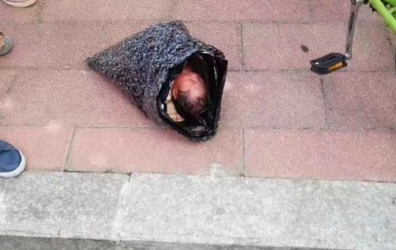 O mamă din China a vrut să-și trimită copilul la orfelinat prin curier