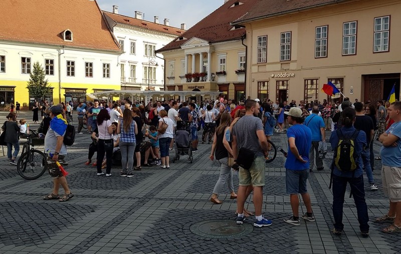 Aproape 2.000 de persoane s-au strâns la Sibiu într-un protest antiguvernamental. Manifestanții au plecat în maș pe străzile orașului