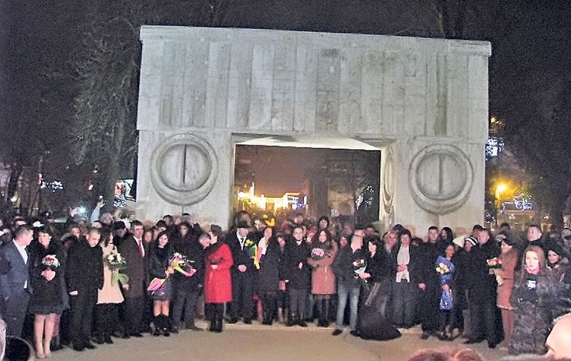 S-au cununat la - 10 grade sub Poarta Sărutului