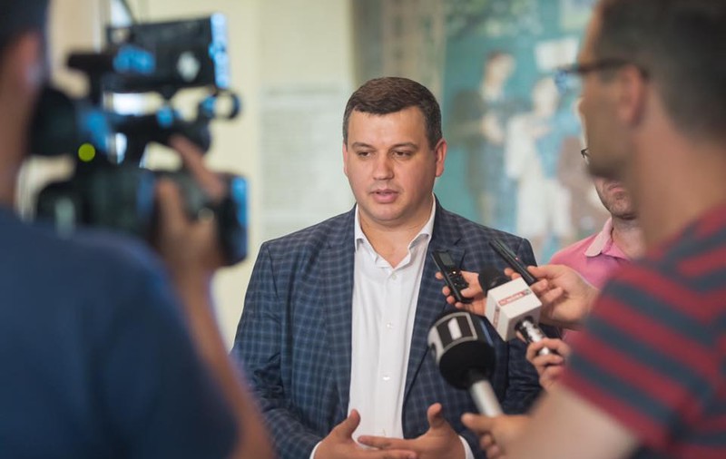 Negocieri până în miezul nopţii între PNL şi USR, pentru Capitală. Tomac (PMP): “Nu am fost invitaţi”