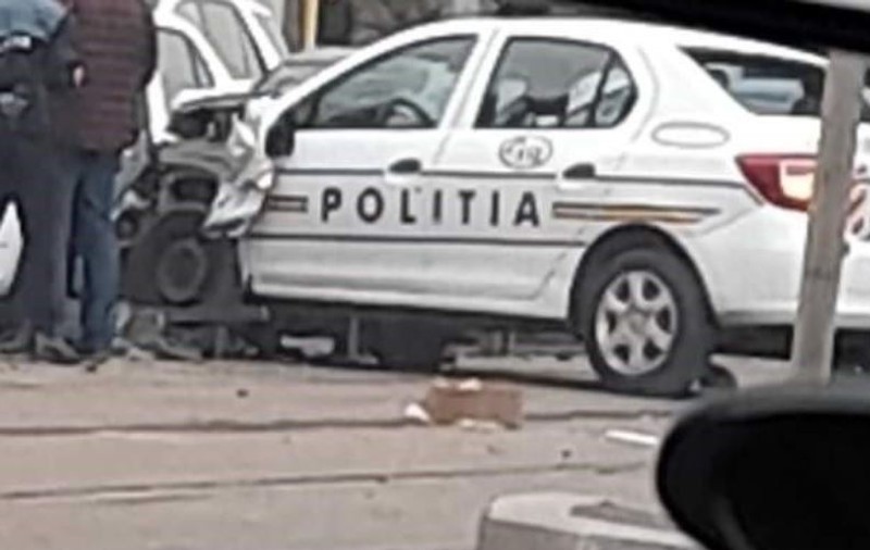 Un biciclist de 65 de ani, lovit de o mașină de poliție, în București. Bărbatul a ajuns la spital