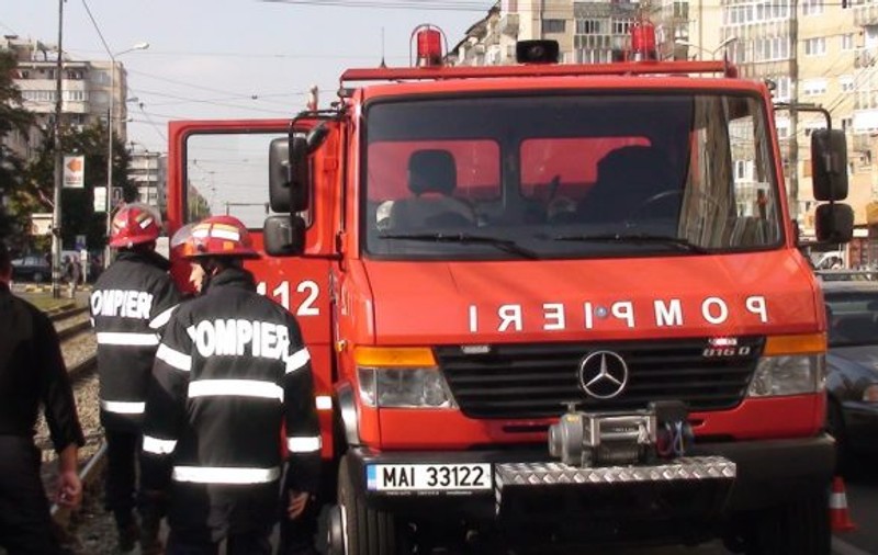 O fetiță de opt luni, blocată în mașină, a fost salvată de pompieri. Închiderea ușilor se stricase