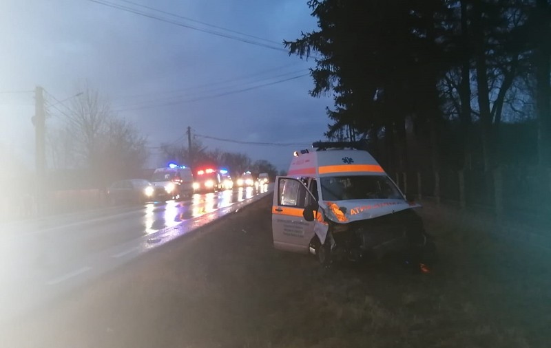 O femeia a murit într-un Logan răsturnat de o ambulanță în misiune, la Forăști, în Suceava