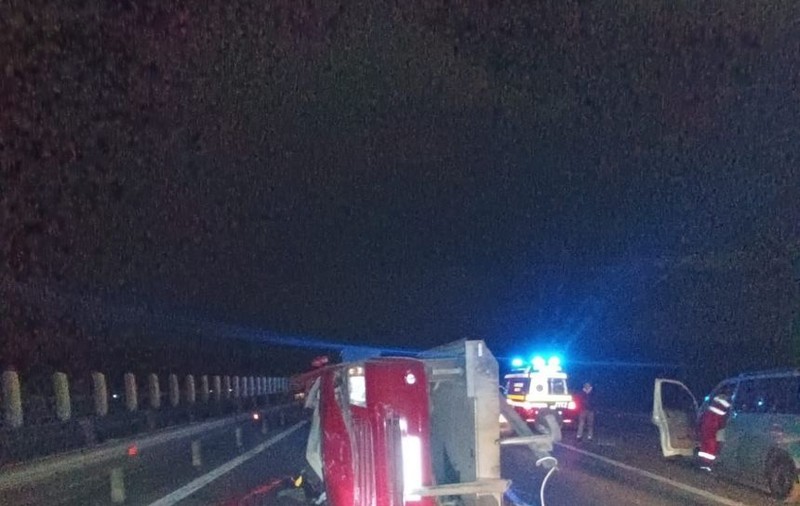 Accident cu 12 persoane implicate în Sălişte, Sibiu, după ce un microbuz cu platformă s-a răsturnat, iar în coloana formată trei maşini s-au ciocnit