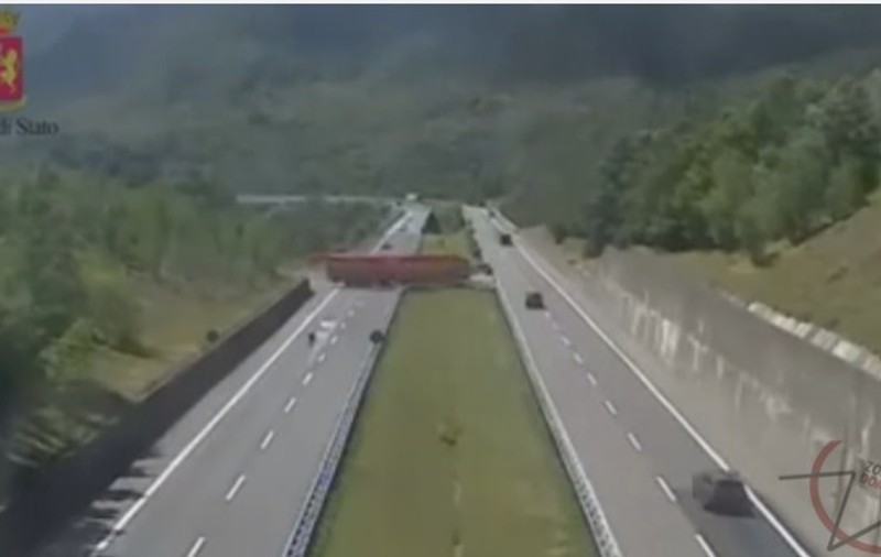 Şofer român, pericol public în Italia. A întors TIR-ul pe o autostradă intens circulată din Italia| VIDEO