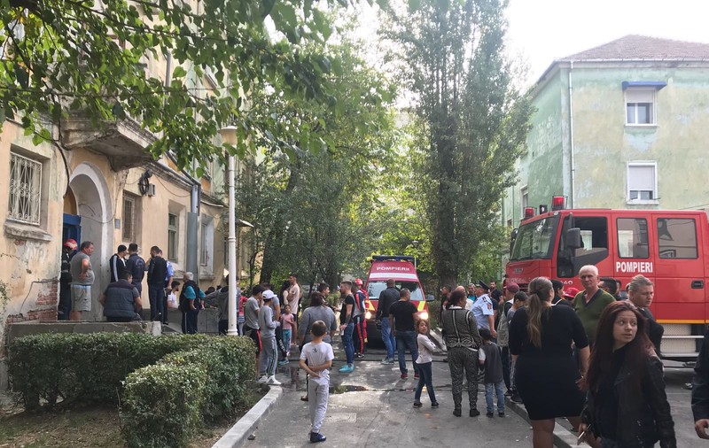 FOTO | 28 de persoane evacuate dintr-un cămin de nefamilişti din Craiova, în urma unui incendiu