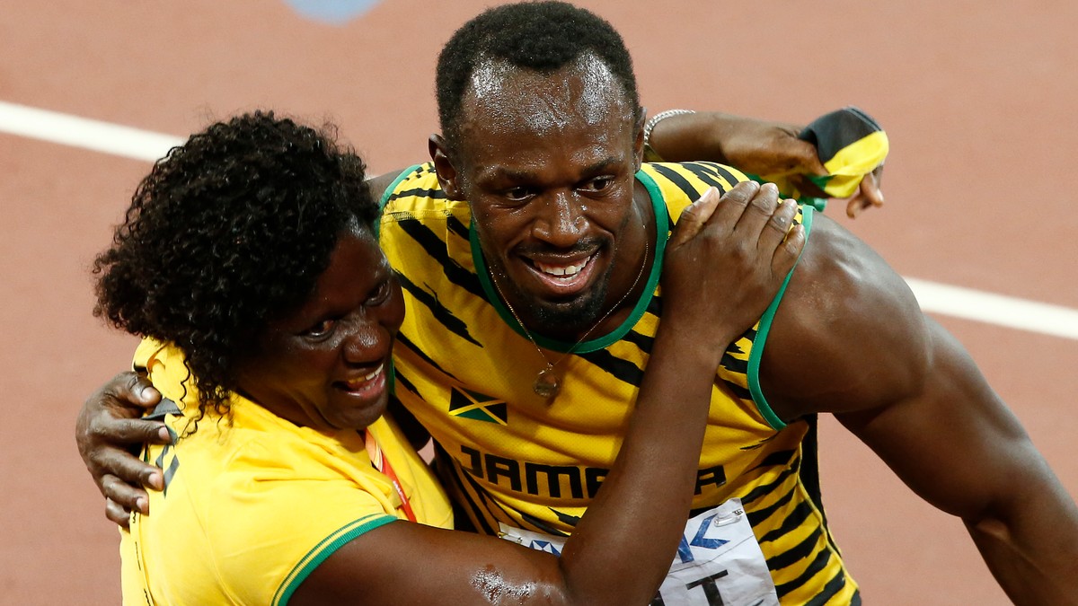 Usain Bolt, alături de Jennifer, mama lui, la finalul unei curse disputate anul trecut. (FOTO: EPA)