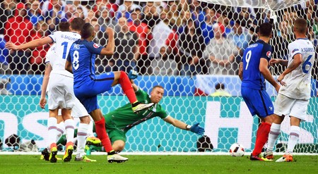 epa05406191 Dimitri Payet (C-L) of France scores the 3-0 lead against Iceland's goalkeeper Hannes Halldorsson (back) during the UEFA EURO 2016 quarter final match between France and Iceland at Stade de France in Saint-Denis, France, 03 July 2016. (RESTRICTIONS APPLY: For editorial news reporting purposes only. Not used for commercial or marketing purposes without prior written approval of UEFA. Images must appear as still images and must not emulate match action video footage. Photographs published in online publications (whether via the Internet or otherwise) shall have an interval of at least 20 seconds between the posting.) EPA/FILIP SINGER EDITORIAL USE ONLY