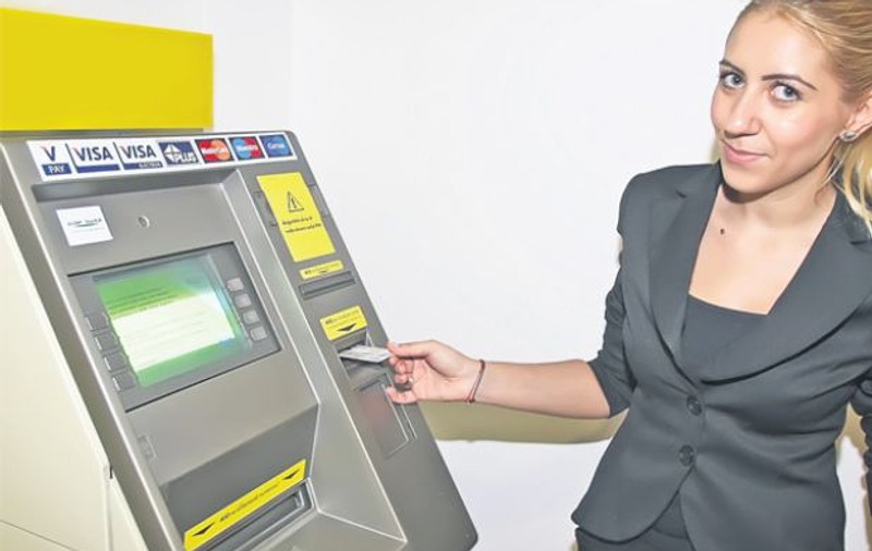 COMISIOANE PENTRU ORICE. Cât te costă cardul de salariu LUNAR