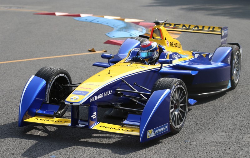 Renault revine în Formula 1 cu propria echipă. Afacere de 100.000.000 de euro