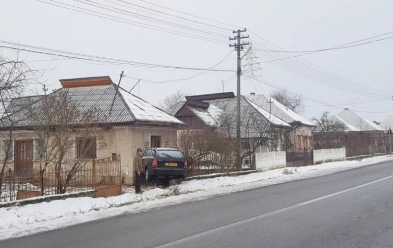S-au trezit cu mașina în casă în toiul nopții