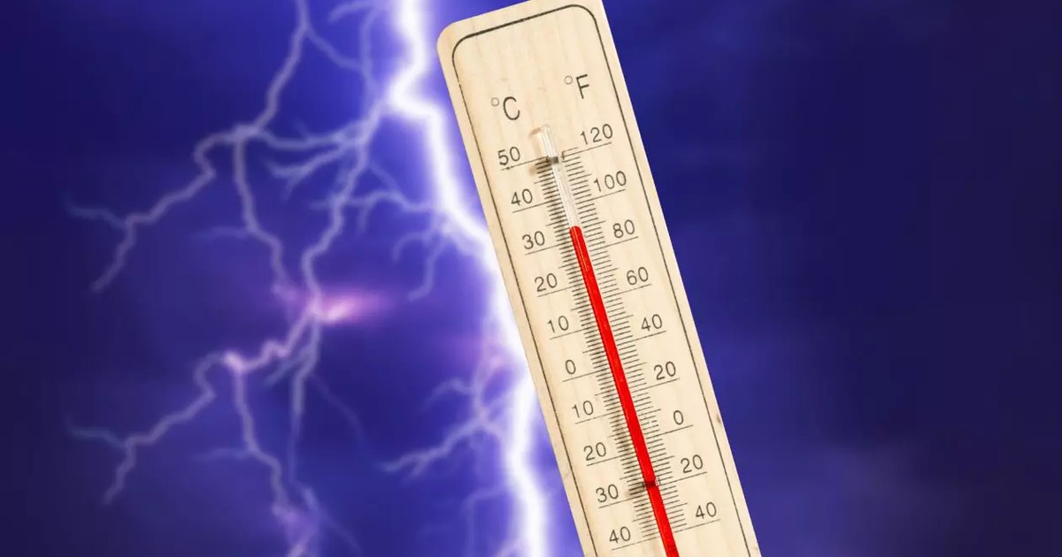 Imagine cu un termometru din lemn care indică peste 30 de grade, iar pe fundal se vede un fulger